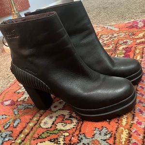 Sorel 8.5 Black Leather High Heeled Boot - Waterproof